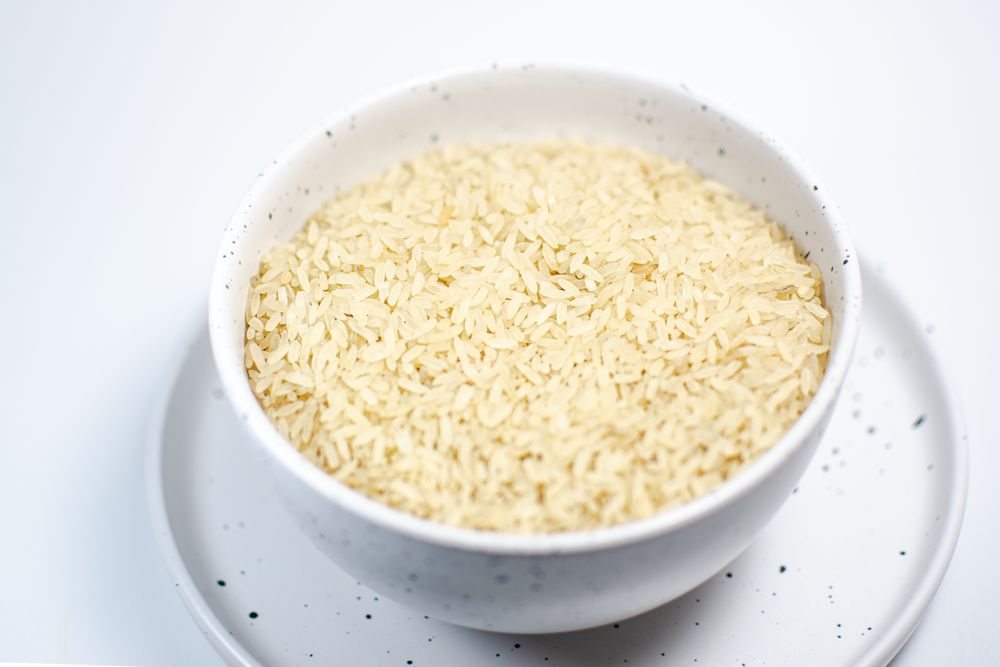 Cuenco de cerámica con granos de arroz seleccionados