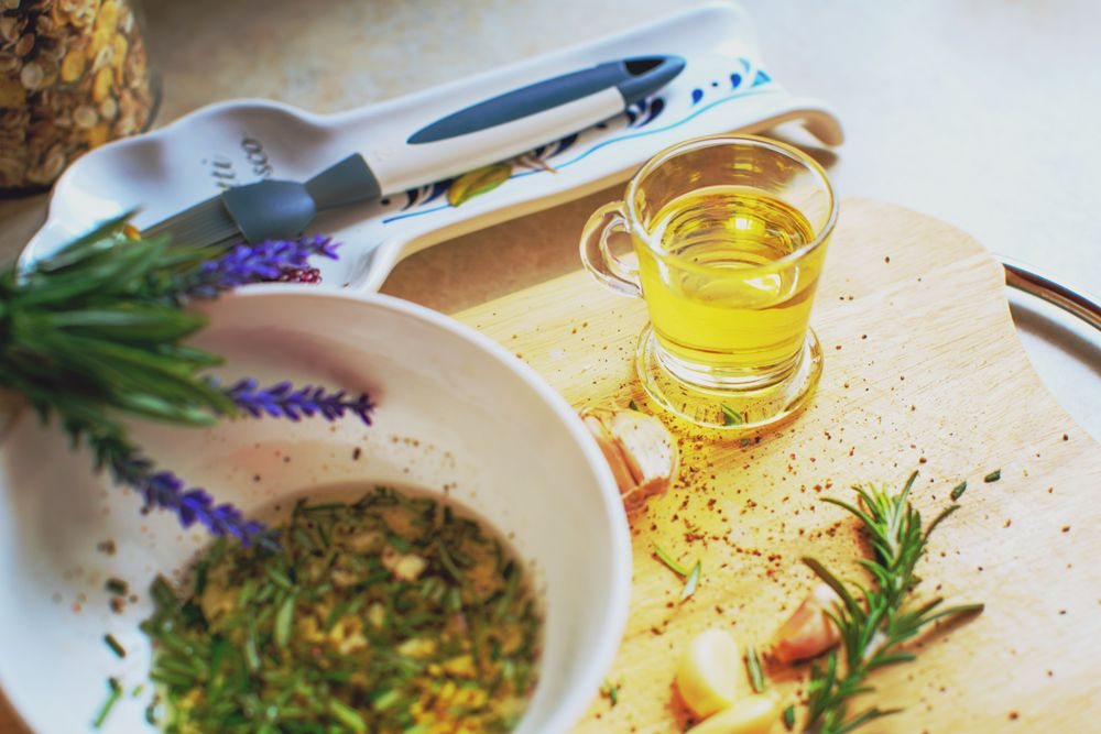 Aceite de oliva virgen extra, ajos y hierbas aromáticas para construir fondos de sabor